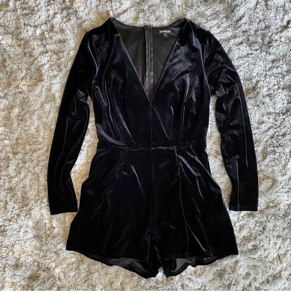 Express NWOT Black Long Sleeve Velour Romper Size Small - Picture 4 of 8